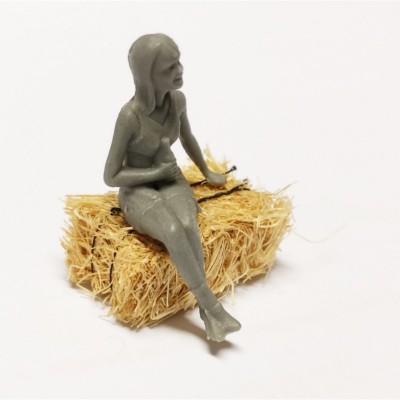Seated woman with a bottle in her hand - Resin - Artisan32 - 1:32